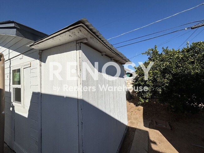 Building Photo - Modern, Solar Energy, 2-Bedroom detached Casita!