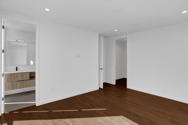 Building Photo - Gorgeous New Townhouse on the Beach