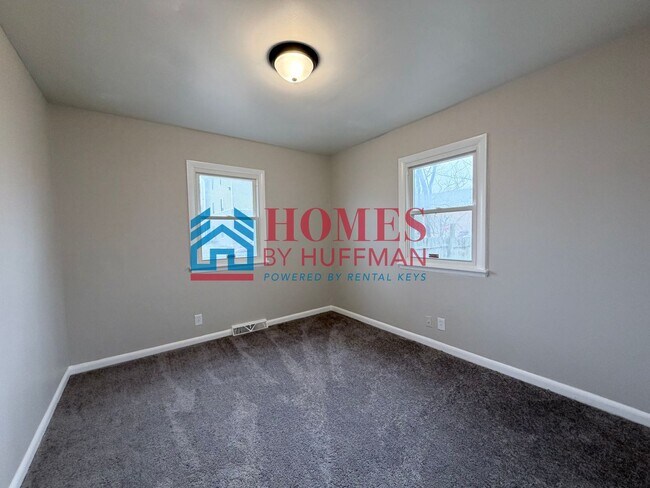 Building Photo - Four Bedroom House