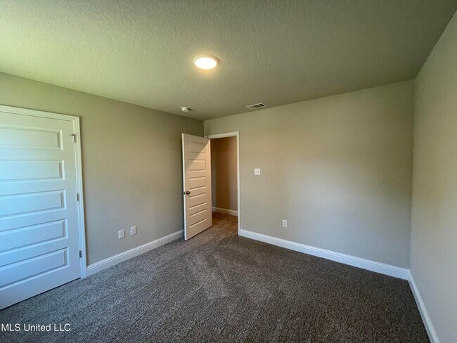 Building Photo - Large 4-bedroom home located in the South ...