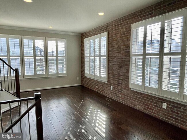 Building Photo - 201 Woodstream Cir