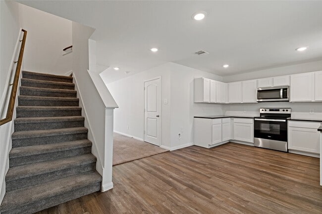 Building Photo - 264 Pin Oak