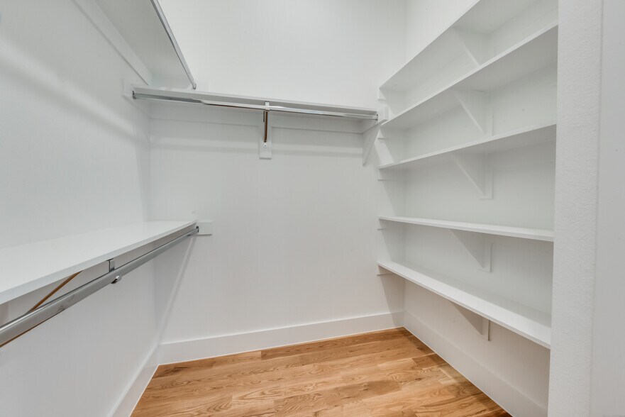 Building Photo - 1906 Annex Ave