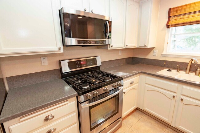 Building Photo - Quiet and Spacious 2 story townhouse in be...