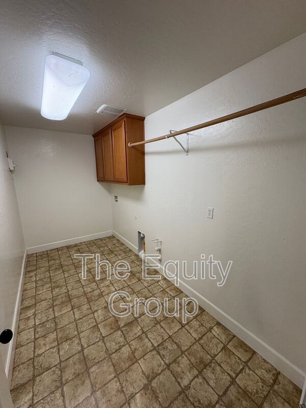 Building Photo - 3116 W Buena Vista Ave
