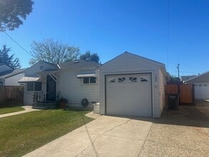 Building Photo - 135 Florence St