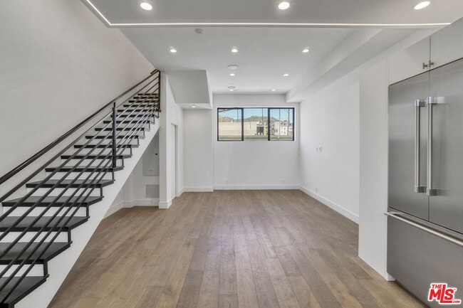 Building Photo - 1445 1/2 N Martel Ave