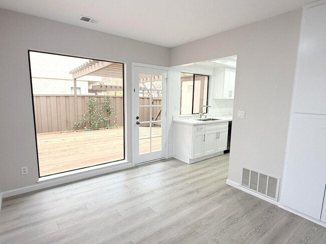 Building Photo - Excellent Location! Near BART, Downtown! Main Chance Estates Townhouse