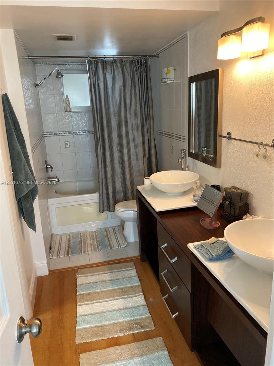 Building Photo - 1345 Lincoln Rd