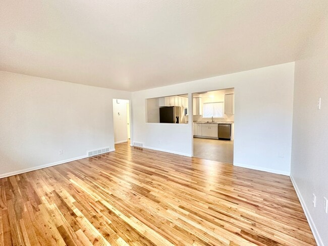 Building Photo - Modern and Spacious Duplex Style Home with...