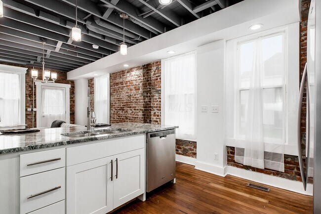 Building Photo - 1013 E Rich St