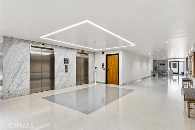 Building Photo - 818 N Doheny Dr