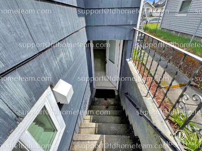 Building Photo - Modern and Spacious Duplex Rental in Tacoma's Desirable Location!