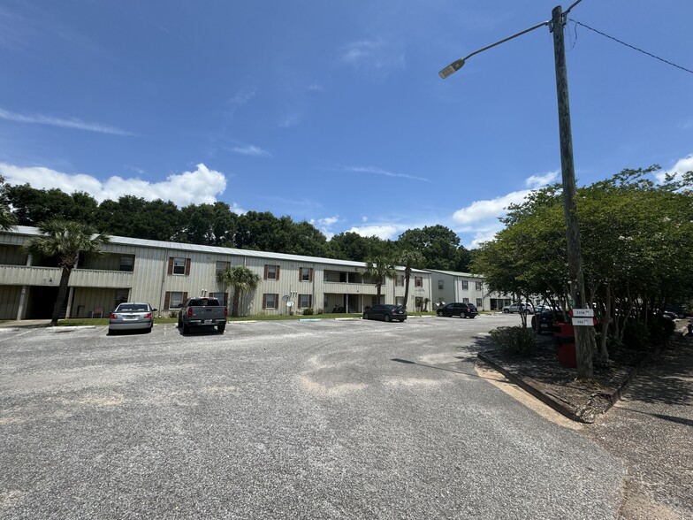 Building Photo - Willow Tree Apartments