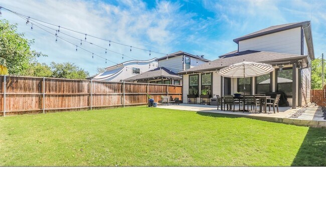 Building Photo - 1975 Angelina Dr