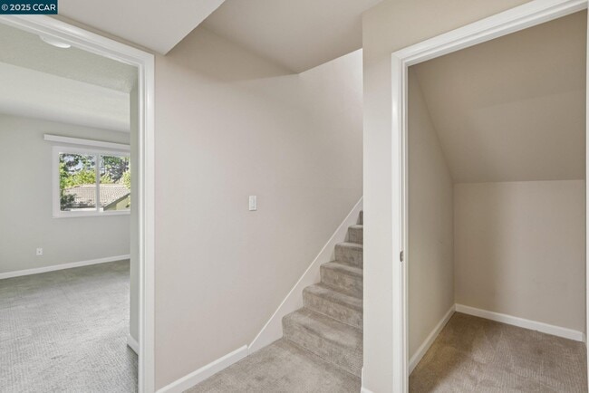 Building Photo - 1035 Alta Mesa Dr