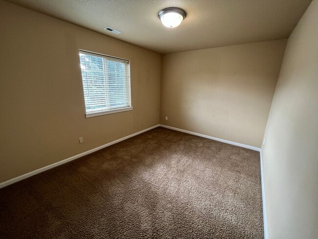 Building Photo - Spacious SE Bend 3 Bed/2.5 Bath on Corner ...