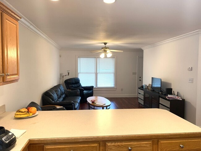 Building Photo - "Pre-Leasing August 2026" Large House Near...