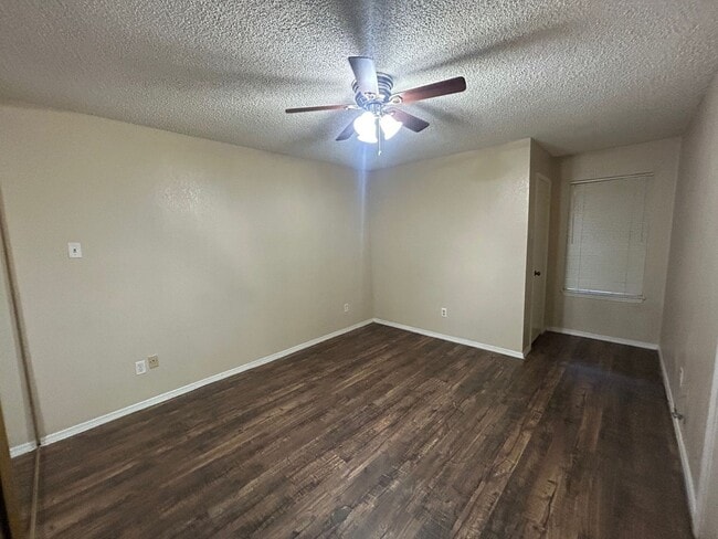 Building Photo - Private Corner Townhome