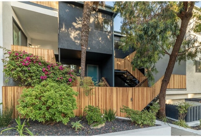 Primary Photo - 520 Pacific St