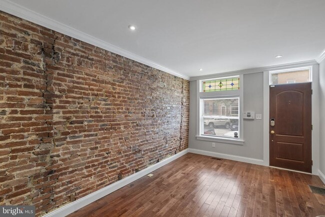 Building Photo - 832 S Milton Ave