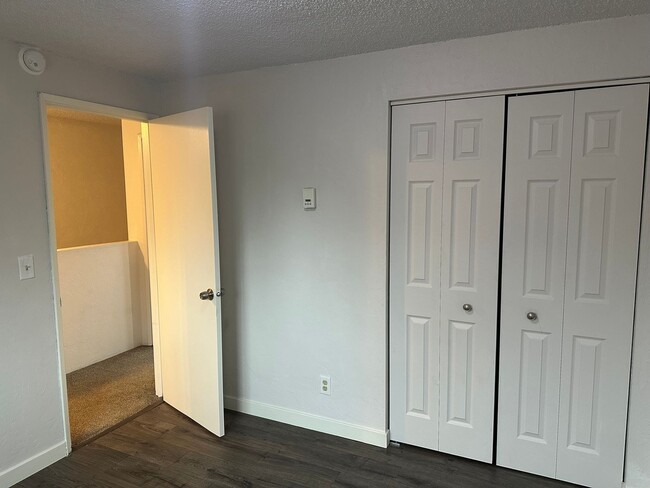 Building Photo - Large 3 bedroom 1 1/2 bathroom duplex with...