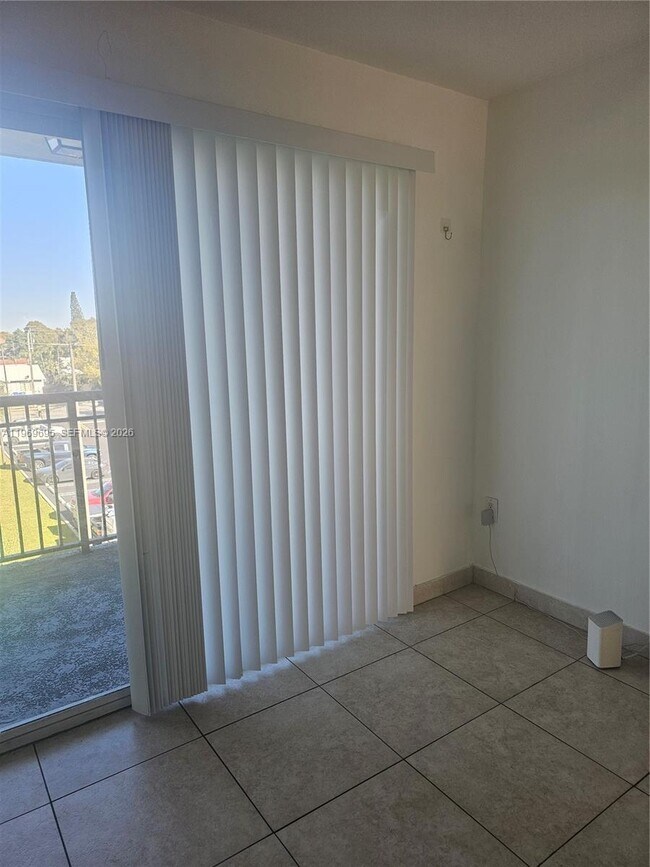 Building Photo - 2647 NW 25th Ave