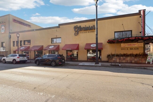 Building Photo - 2 bed 1 bath apartment newly remodeled, lo...