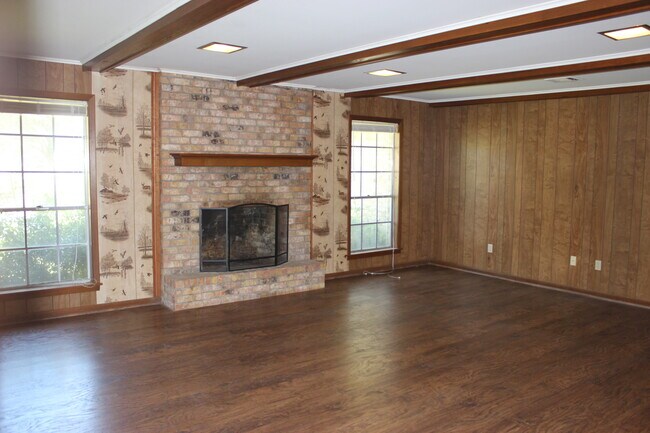 Building Photo - 881 High Oaks Dr