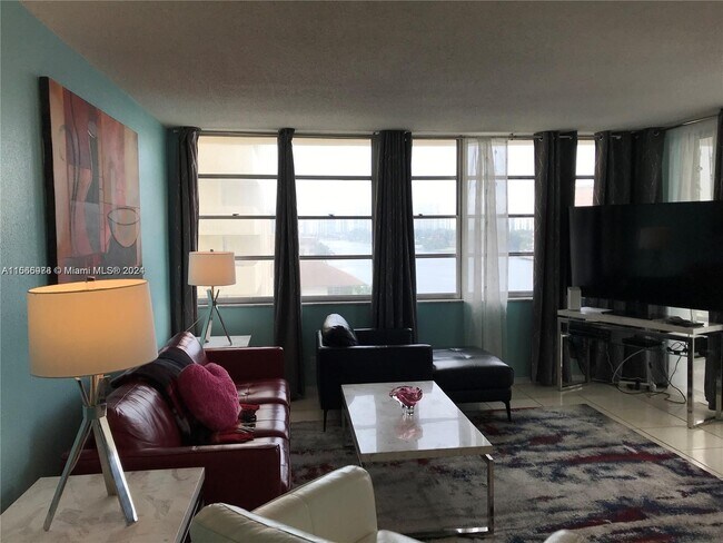 Building Photo - 1817 S Ocean Dr