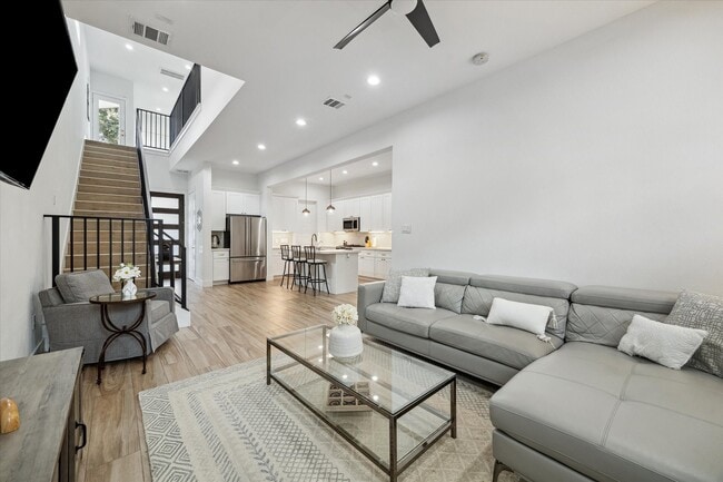 Building Photo - 5021 Creekmont Dr