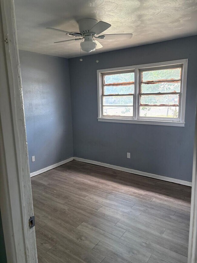 Building Photo - $0 First Month's Rent / $0 Deposit at Move-in