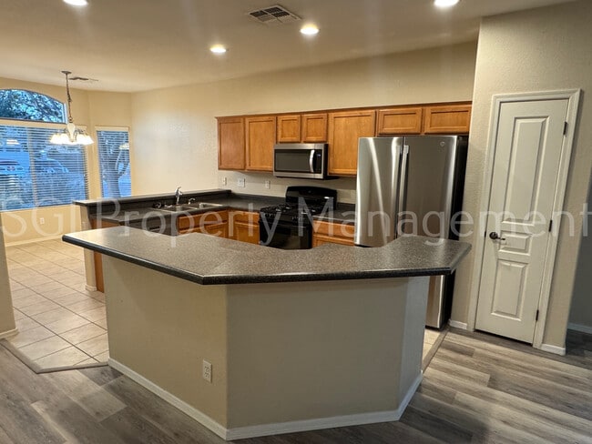 Building Photo - 44572 W Santa Fe Ave