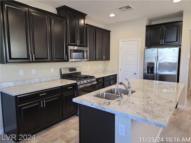 Building Photo - 3-BEDROOM TOWNHOME IN GATED NORTH LAS VEGA...