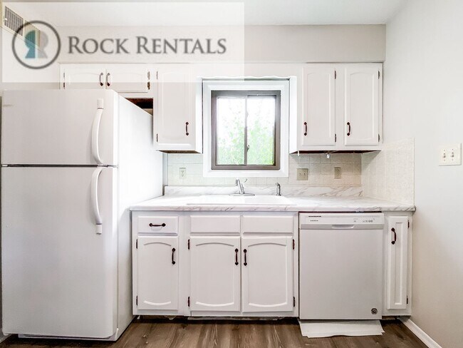 Building Photo - 903 E 24th Ave