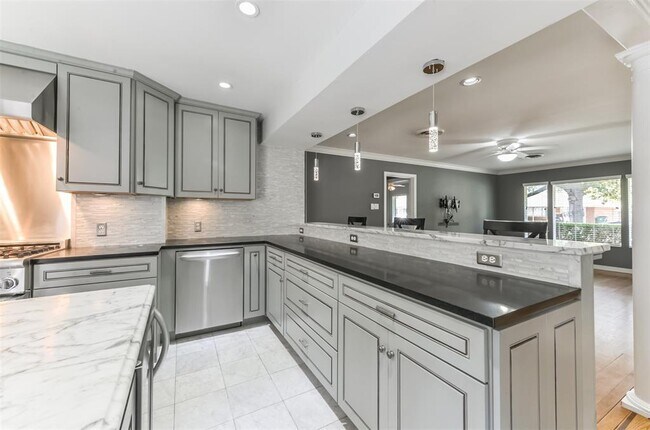 Building Photo - 2030 Cheshire Ln