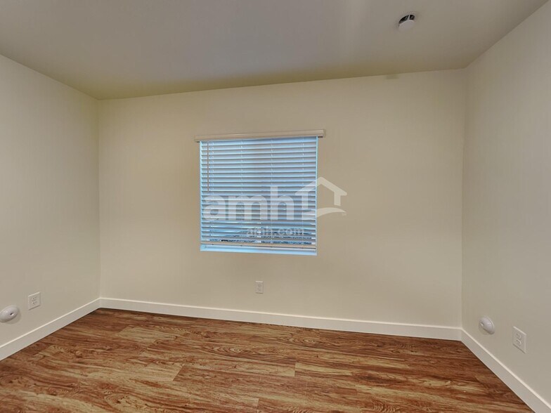 Building Photo - 1268 W Mahogany St