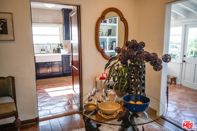 Building Photo - 6101 S Mansfield Ave