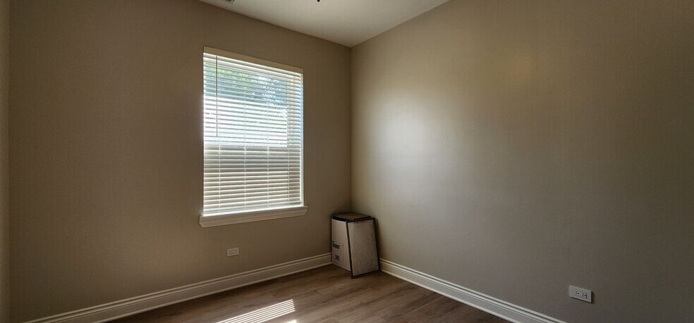 Building Photo - 2552 S Central Park Ave