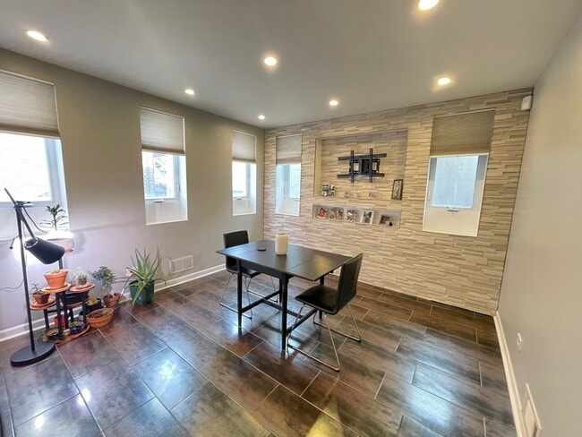 Building Photo - 3230 N Elston Ave