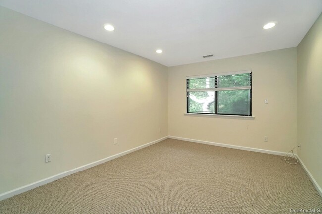 Building Photo - 23 Meadowood Dr