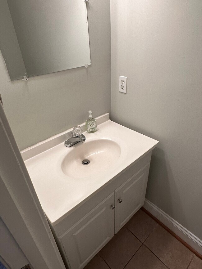 Building Photo - 37 S Ellwood Ave