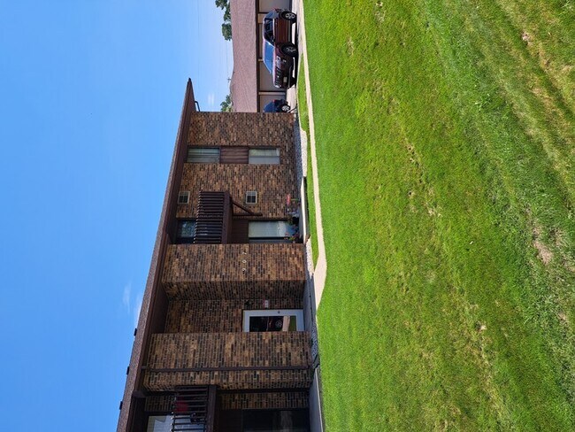 Building Photo - 907 Tayco St