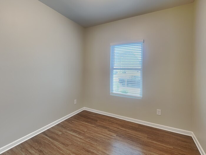 Building Photo - 733 Point Andrews Dr SW