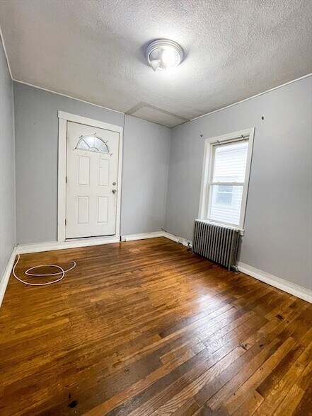 Building Photo - 904 Main St