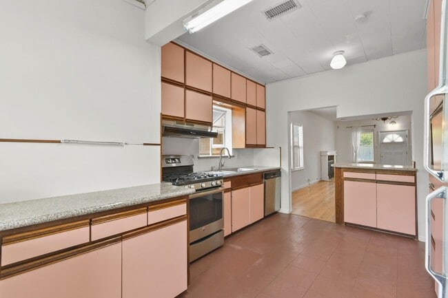 Building Photo - Adorable Montrose Bungaloq
