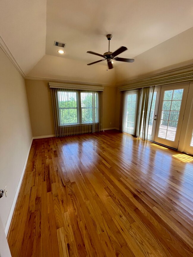 Building Photo - Wonderful 4/3.5 Townhome