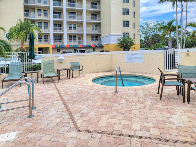 Building Photo - Updated 3 bedroom unit overlooking the Eas...