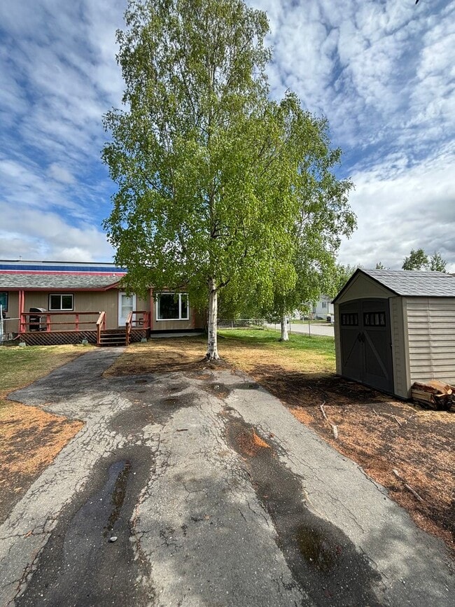 Building Photo - 2 bedroom duplex / Washer& Dryer in unit / Fuel included