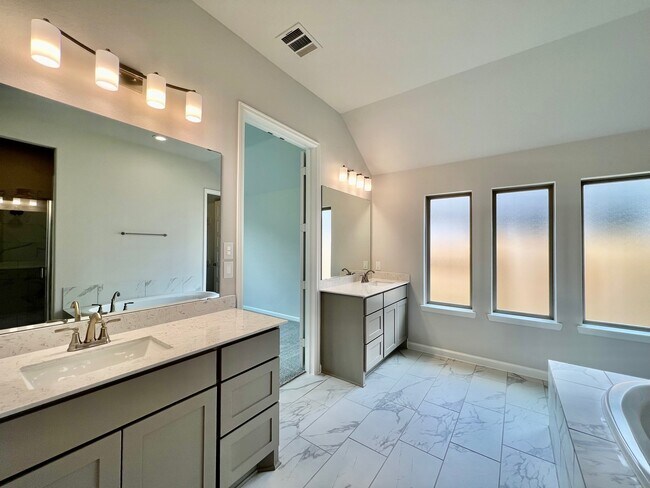 Building Photo - 1351 Park Path Dr